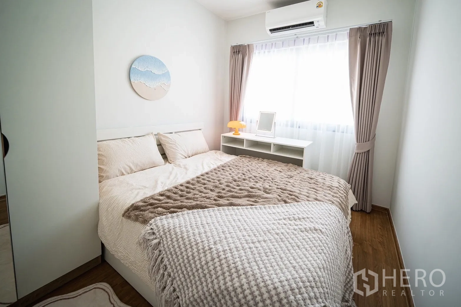 Townhouse for rent in Bang Phli, Samut Prakan - Cozy bedroom with double bed, air conditioner and soft curtains.