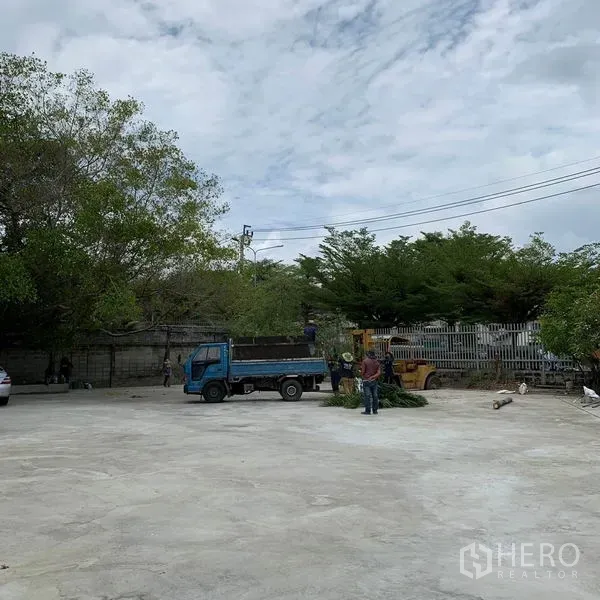 货栈 出租在Yan Nawa, Bangkok - 大面积混凝土空地，适合卡车调头，周围有围栏与绿树