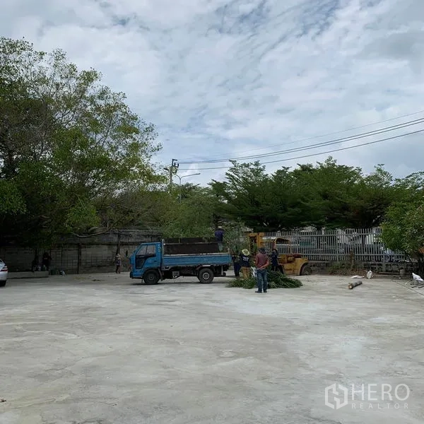 货栈 出租在Yan Nawa, Bangkok - 大面积混凝土空地，适合卡车调头，周围有围栏与绿树