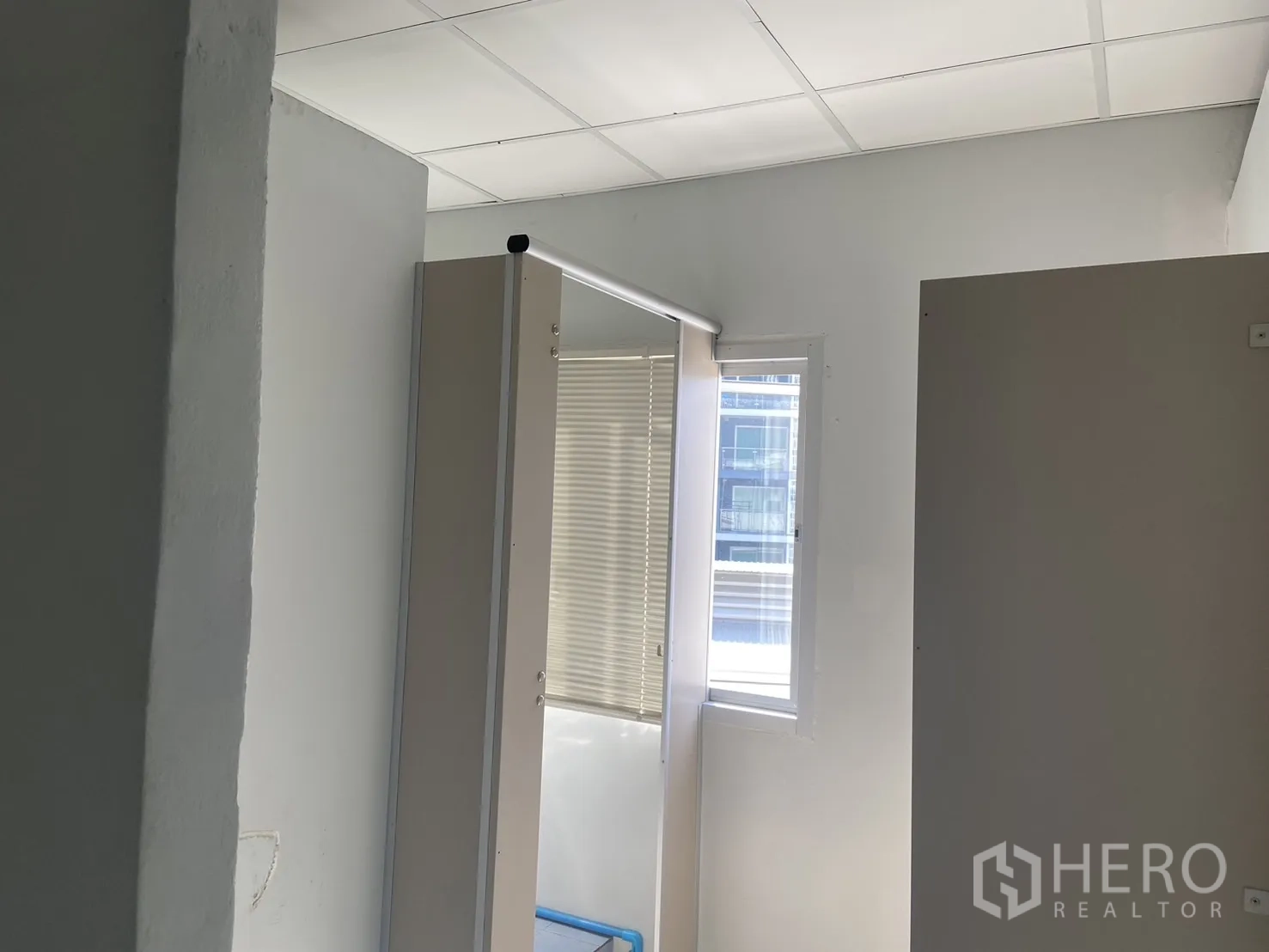Shophouse for rent in Bang Na, Bangkok - Small utility area with partition walls, window and sliding door near the restroom.