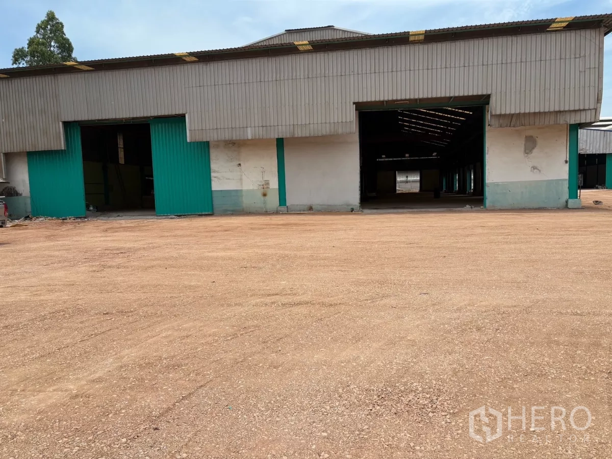 Factory for rent in Mueang Samut Sakhon, Samut Sakhon - Factory frontage with twin loading bays and a broad hardstand yard in front.