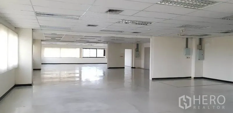 办公空间 出租在Khlong Toei, Bangkok - 进深较大的办公区，多扇窗户，墙边设配电箱。