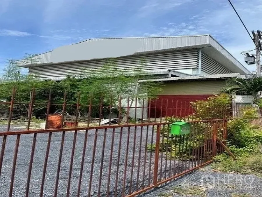 工厂 出售在Khlong Luang, Pathum Thani - 巴吞他尼空銮县带大门的金属外墙工厂外观，车道与绿化。