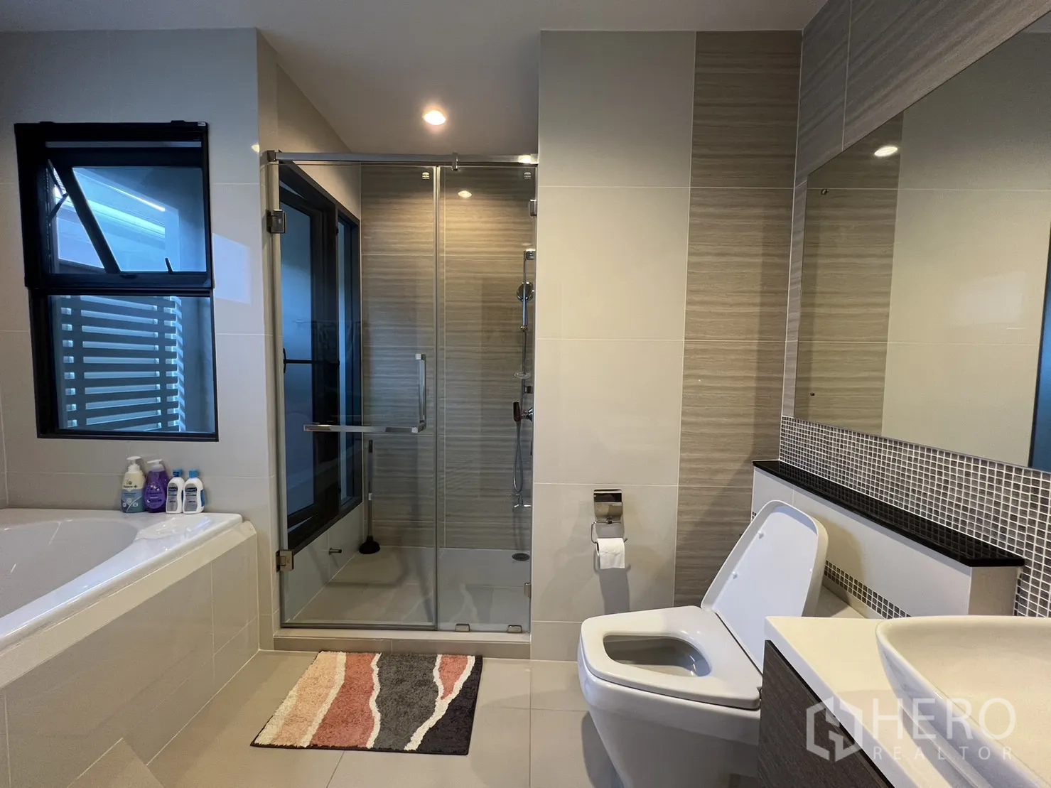 独立式住宅 出租在Suan Luang, Bangkok - 卫浴另一角，淋浴房、坐便与台上盆。