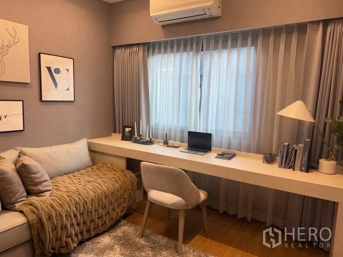 Townhouse for rent in Bang Phli, Samut Prakan - Flexible office or guest bedroom with long built-in desk, sofa and air-conditioning.