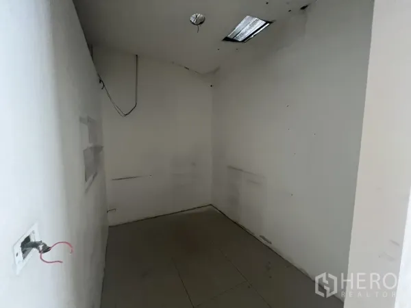 Retail Space for rent in Khlong Toei, Bangkok - Compact utility room with white walls and exposed wiring points.