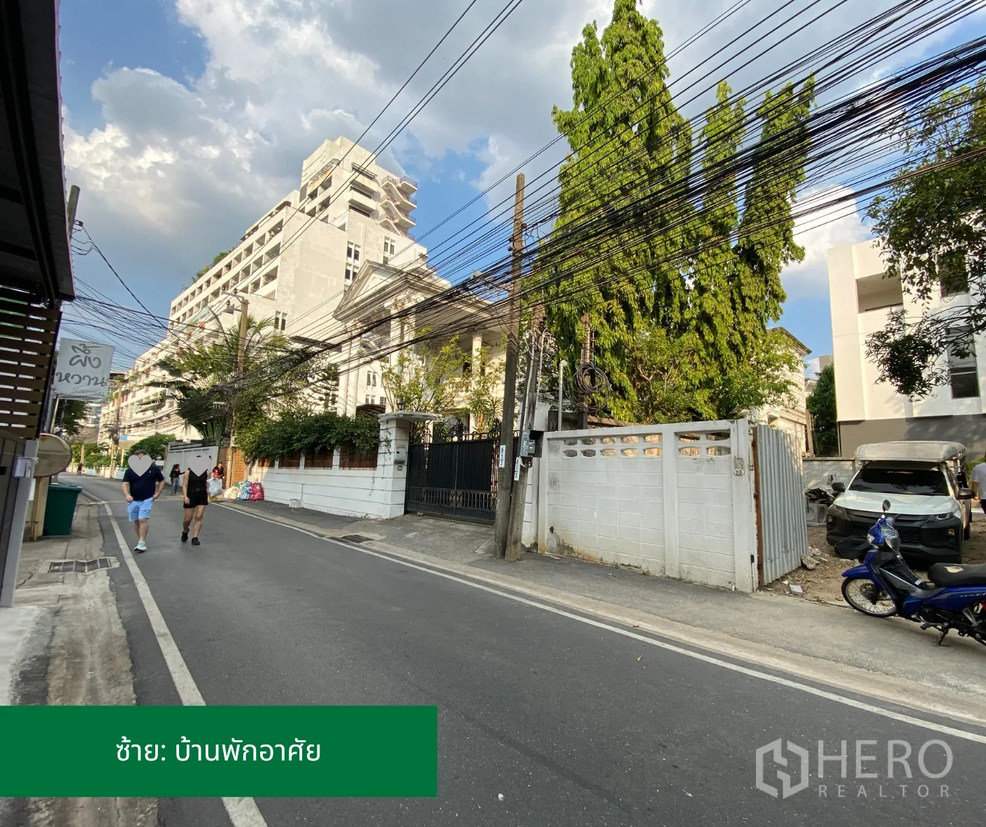 Land for rent in Phaya Thai, Bangkok - Street scene to the left of the entrance with nearby residences and footpath.