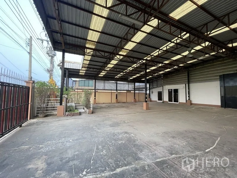 工厂 出租在Lat Lum Kaeo, Pathum Thani - 钢梁覆盖的装卸区，配安全围栏。