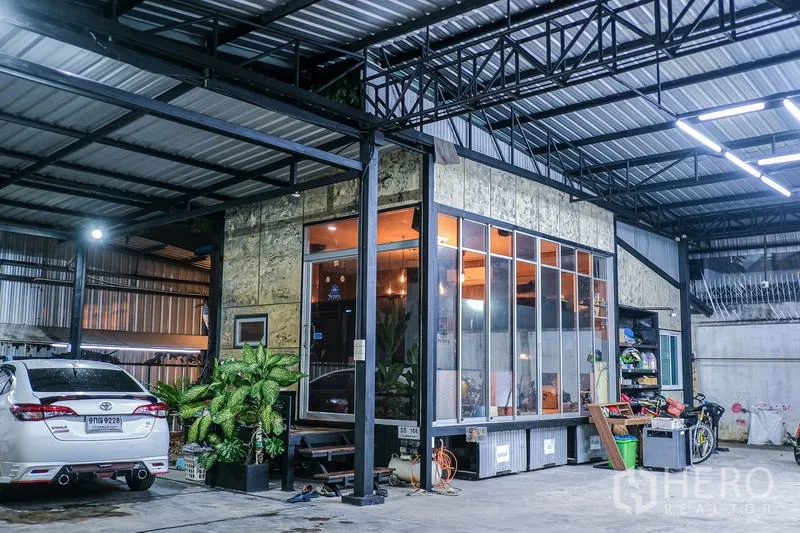 货栈 出租在Bueng Kum, Bangkok - 曼谷Bueng Kum钢结构仓库，带玻璃办公室与有顶停车区，夜景。