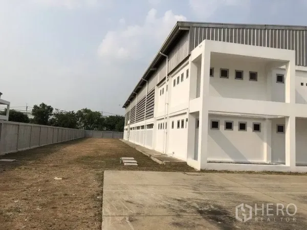 Factory for rent in Bang Pa-in, Phra Nakhon Si Ayutthaya - Long side yard with boundary wall beside the factory building.