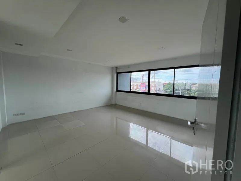 Warehouse for rent in Bang Phli, Samut Prakan - Office room with panoramic windows providing abundant natural light and city views.