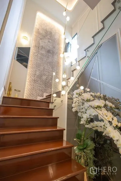 บ้าน ขายในPak Kret, Nonthaburi - บันไดไม้ ราวกระจก พร้อมโคมไฟแขวนทรงกลมสไตล์โมเดิร์น